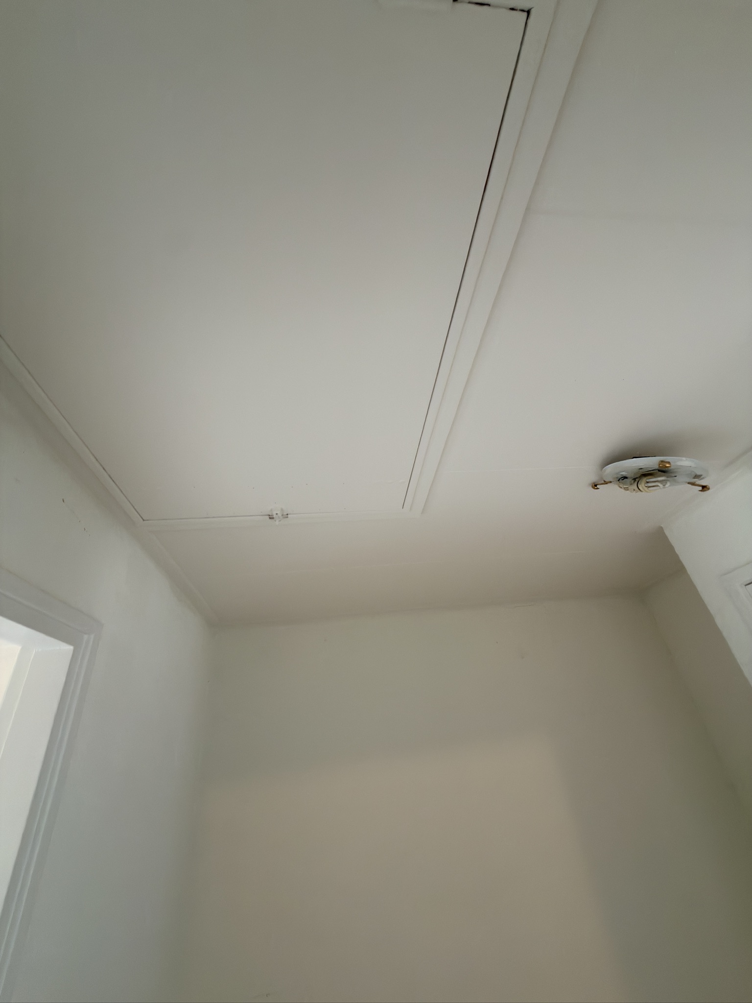Strak afgewerkt plafond na schilderwerk