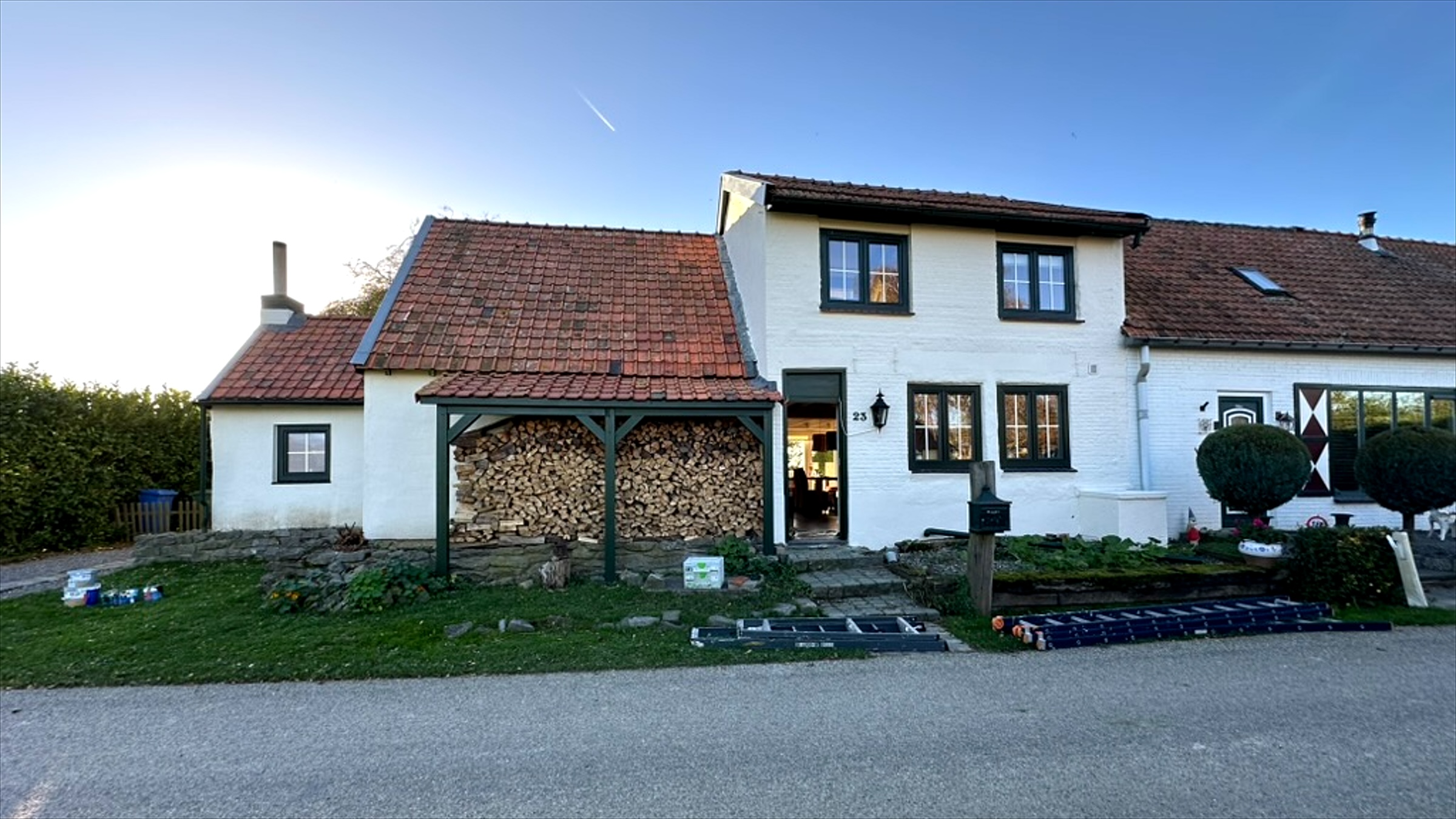 Witte woning met donker geschilderde kozijnen