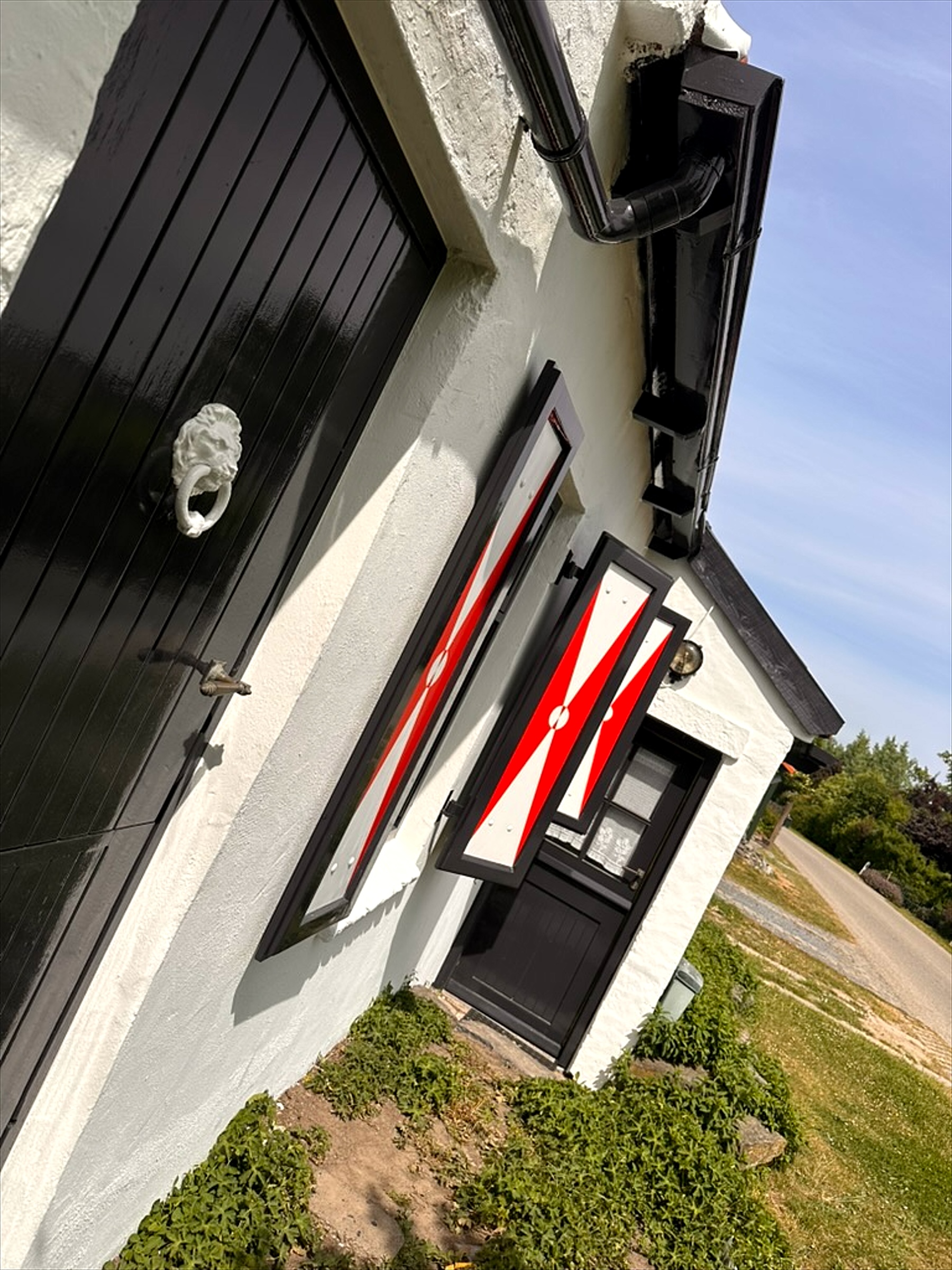 Voordeur met leeuwdetail en geschilderde luiken