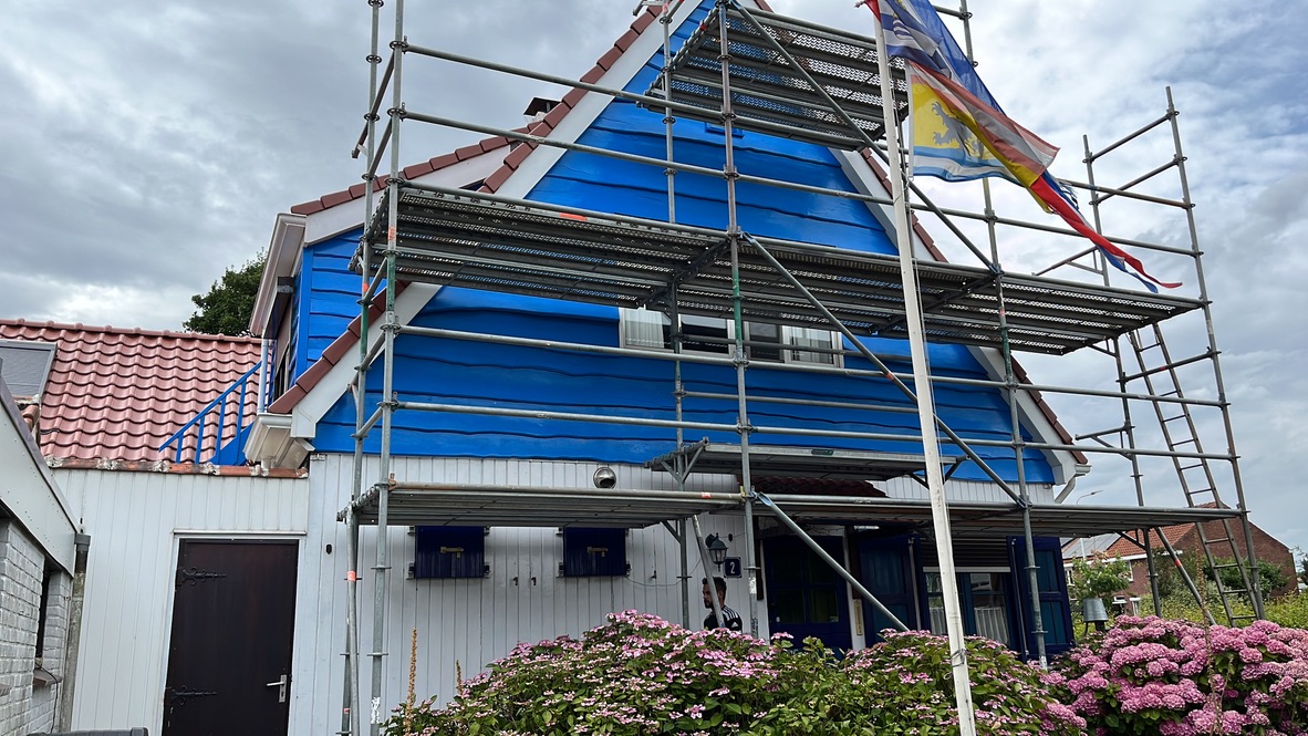 Woning in de steigers voor buitenschilderwerk
