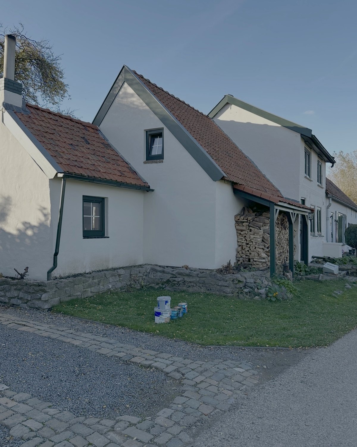 Geschilderde woning schuin van voren